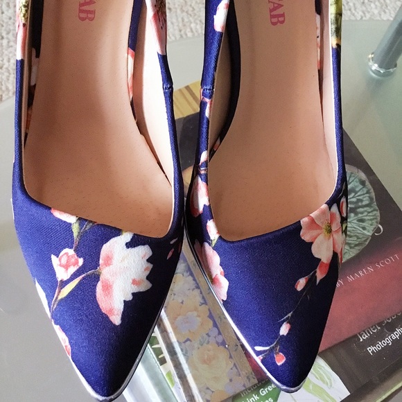 Navy Floral Pumps - Picture 3 of 3